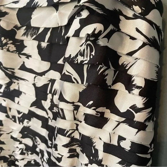 🔹5/$25🔹 White House‎ Black Market Spaghetti Strap Shutter Pleat Dress. Size 8? - Picture 3 of 10